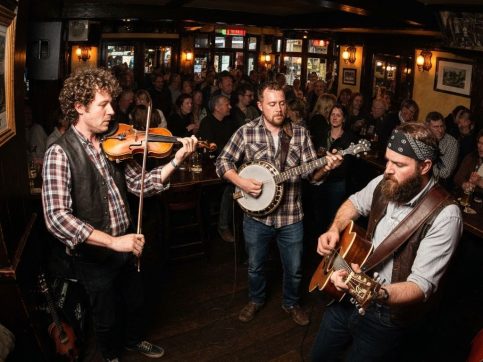 live-irish-music-pub-band-performance